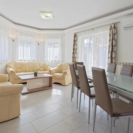 Holiday House Amna Apartment *