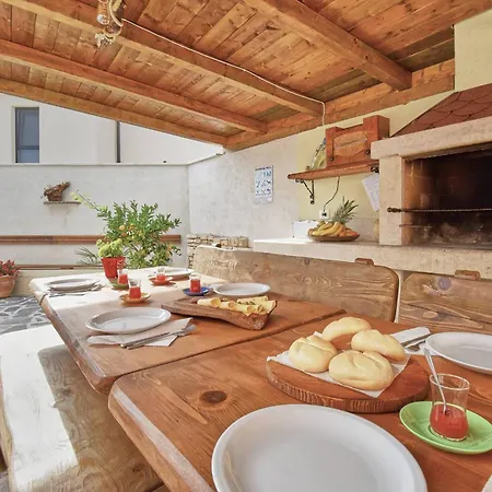 Apartment Holiday House Amna