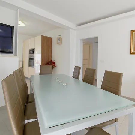 Holiday House Amna Apartment