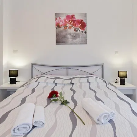 Holiday House Amna Apartment *